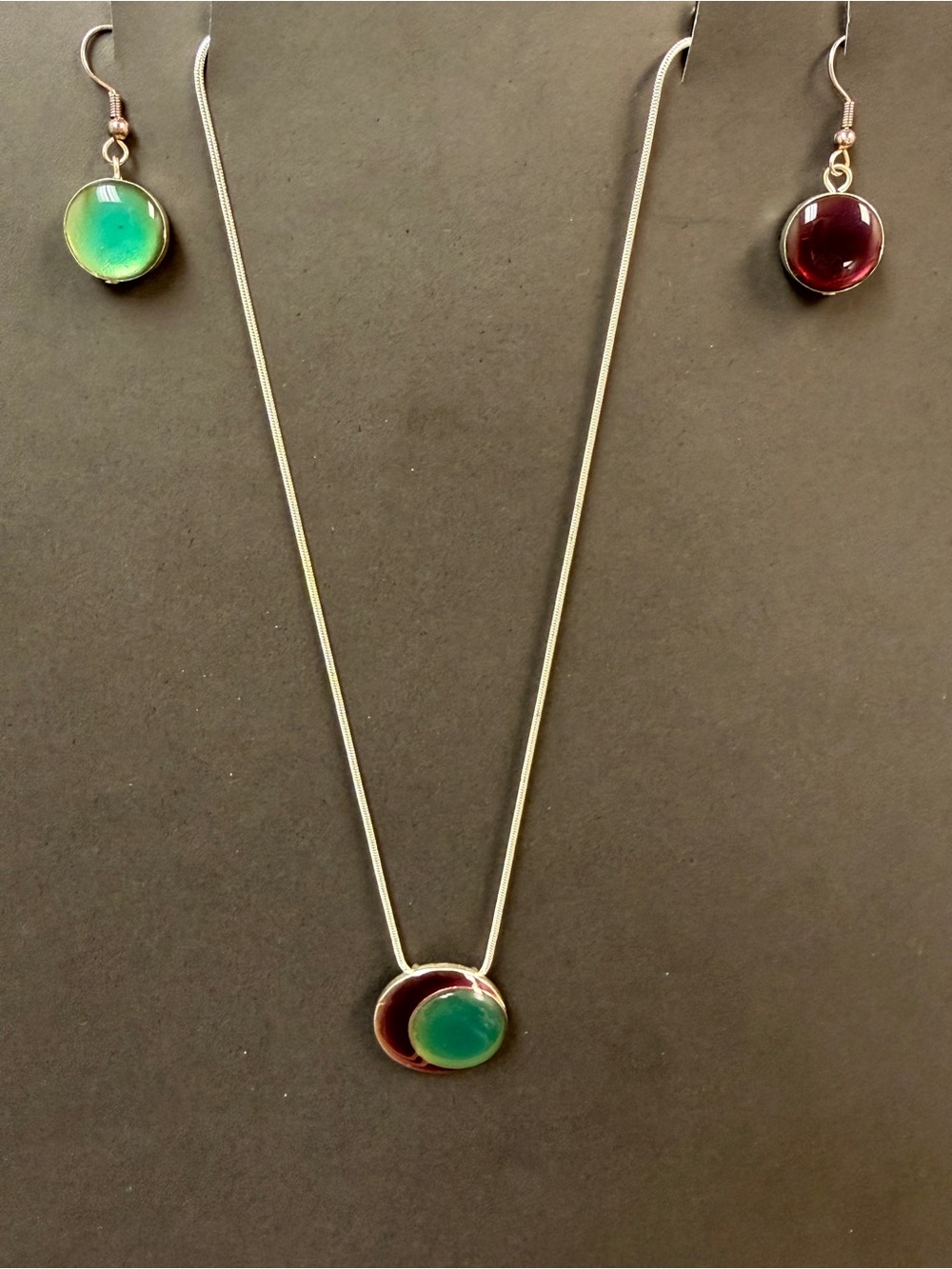 Round Duo-Tone Pendant Necklace and Earring Set - Green & Burgundy